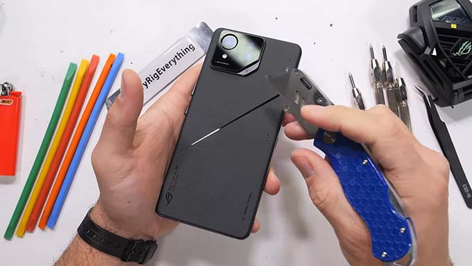 Asus ROG Phone 8 Pro vượt qua bài kiểm tra độ bền một cách xuất sắc mà không bị hư hại gì