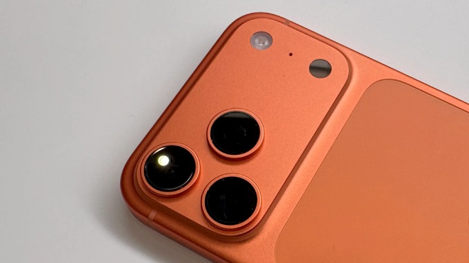 Cụm camera của iphone 17 Pro Max được thiết kế lại hoàn toàn với mô-đun hình chữ nhật kéo dài ngang thân máy