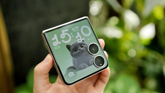 Màn hình phụ của Xiaomi Mix Flip 2