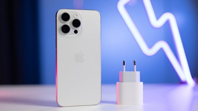 So sánh iPhone 15 Pro Max và iPhone 17 Pro Max về pin sạc