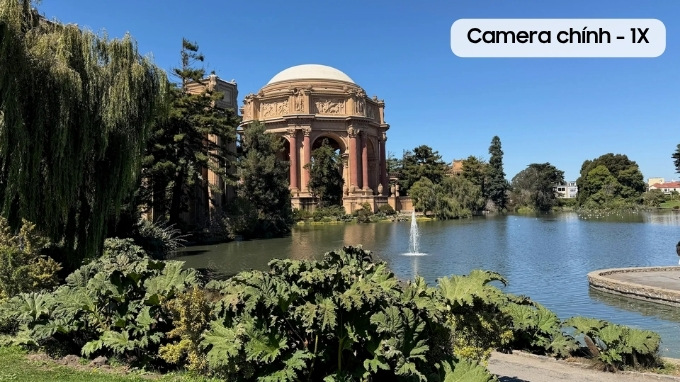 Trong điều kiện ánh sáng lý tưởng, máy cho khả năng tái tạo chi tiết cực kỳ ấn tượng