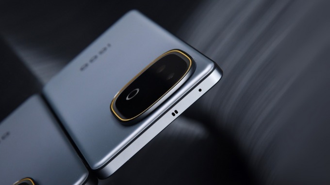 Thiết kế cạnh bên của iQOO Z10 Turbo Plus