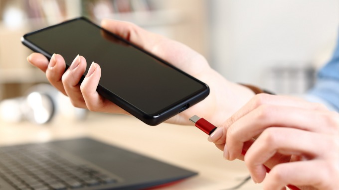 Kiểm tra khả năng kích hoạt sạc nhanh khi cắm vào điện thoại