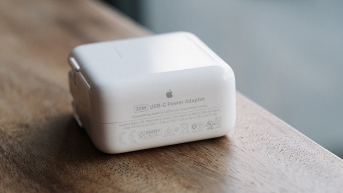 Kiểm tra thông tin điện áp và công suất in trên củ sạc