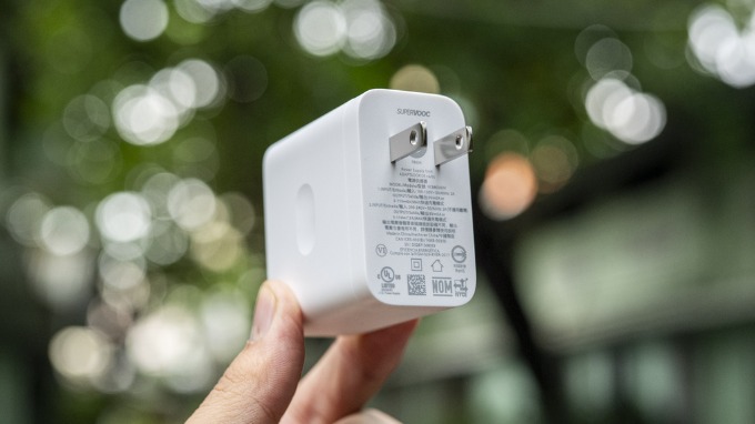 Cả hai thiết bị đều sử dụng chuẩn SuperVOOC với công suất tối đa 80W