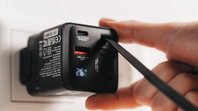 Quan sát ký hiệu trên bao bì và củ sạc