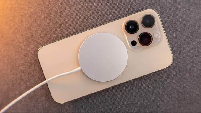 iPhone 14 sử dụng sạc MagSafe