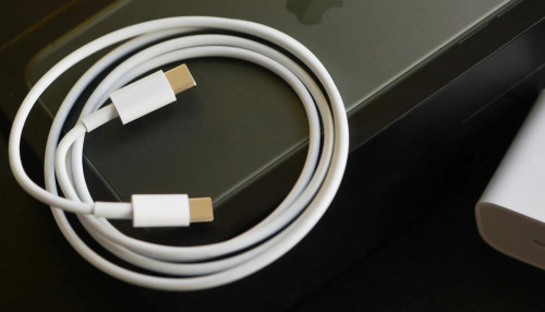 iPhone 14 Pro Max dùng sạc gì? Sạc nhanh có an toàn không?