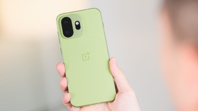 OnePlus 15T sở hữu khung nhôm kết hợp mặt lưng sợi gia cường, mang đến cảm giác cứng cáp và bám tay tốt