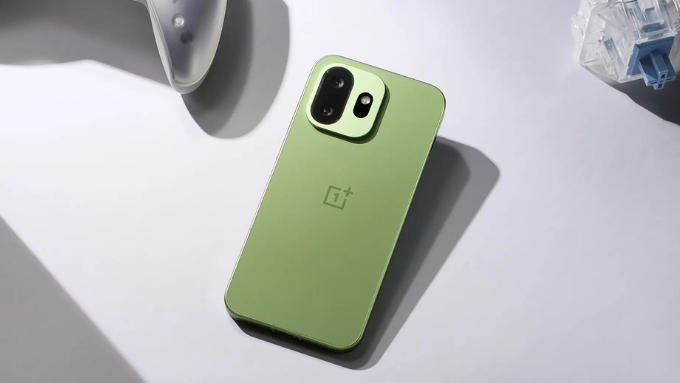 OnePlus 15T sở hữu thân máy gọn nhẹ, chỉ 194g, cùng kích thước 6.32 inch