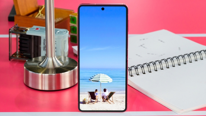 So sánh Samsung Galaxy Z Flip 8 vs Galaxy Z Flip 5 về màn hình
