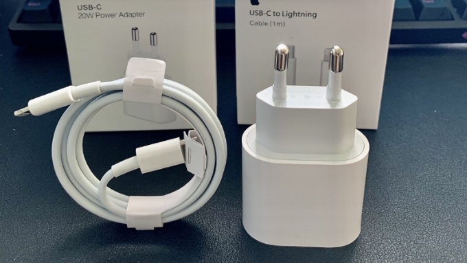 Cần sử dụng bộ sạc chính hãng để tránh bị nhiễm điện trên iPhone