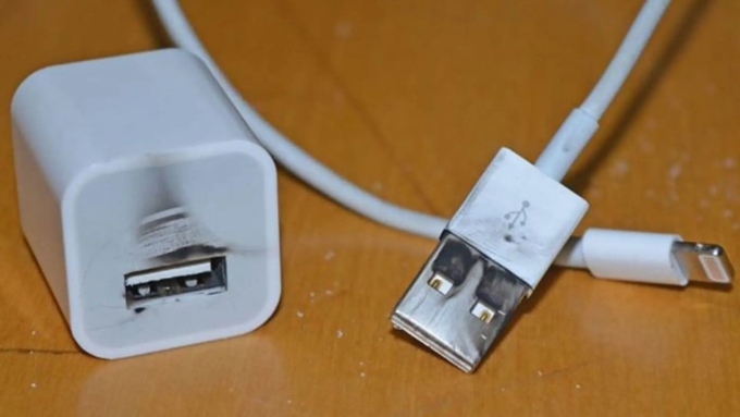 Sử dụng cáp sạc kém chất lượng