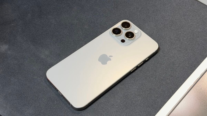 tìm hiểu có nên úp điện thoại xuống mặt bàn không