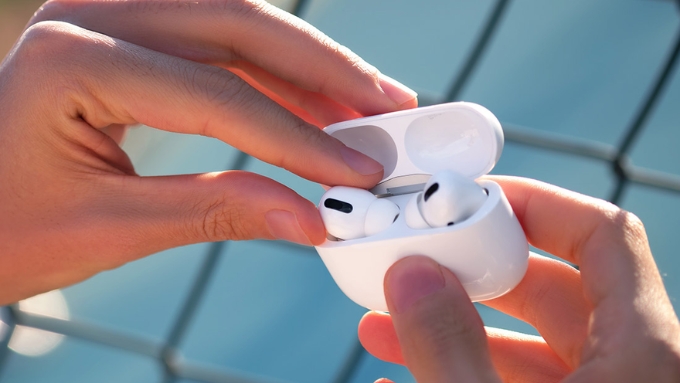 Đặt AirPods về lại hộp sạc khi không kết nối được