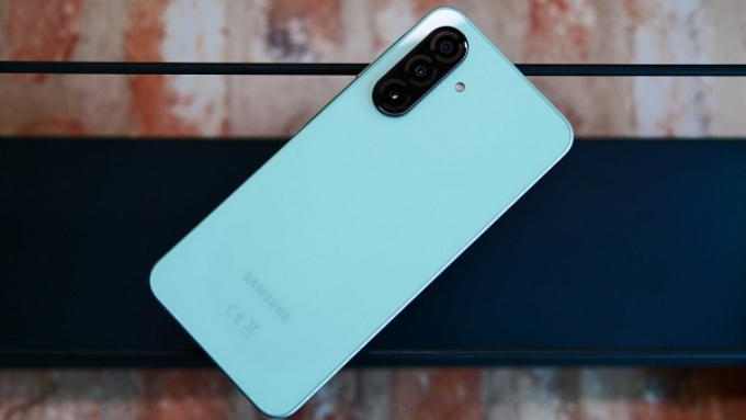 Samsung Galaxy A26 5G mang đến cảm giác tinh gọn và bền bỉ trong cùng một thiết kế