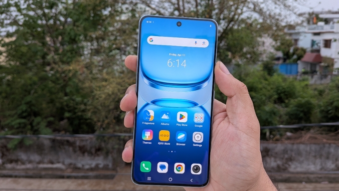 iQOO Z10 nổi bật với thiết kế khung nhựa mờ