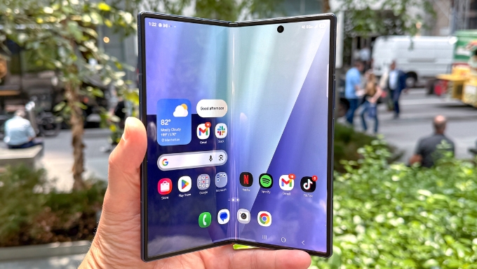 So sánh Galaxy Z Fold 8 và Galaxy Z Flip 8 về màn hình cho thấy sự khác biệt rõ rệt nhất