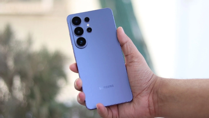 Galaxy S26 Ultra mang đến cảm giác cầm nắm thoải mái nhờ các góc bo cong nhẹ nhàng