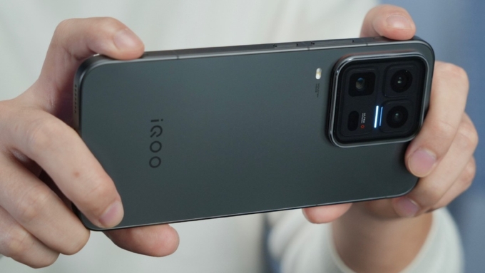 iQOO 15 Ultra đi theo phong cách mạnh mẽ đặc trưng của dòng máy hiệu năng