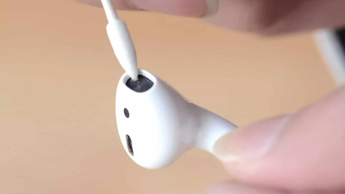 Vệ sinh tai nghe AirPods