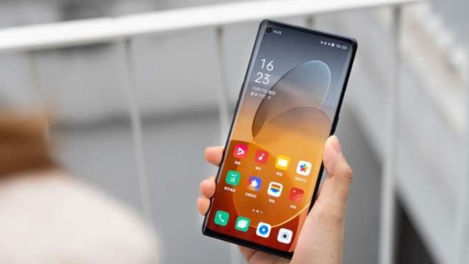 Oppo Reno5 Pro là lựa chọn lý tưởng cho những ai yêu thích điện thoại Oppo màn hình cong.