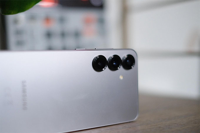Samsung Galaxy S25 trang bị ba camera 