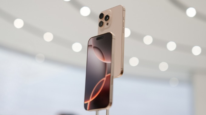 iPhone 16 Pro Max màu Titan Sa Mạc hợp mệnh Thổ và Kim