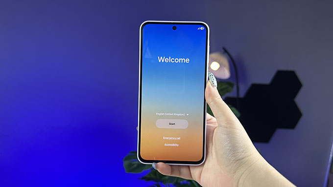 Cả hai điện thoại Galaxy A37 5G và Redmi Note 15 Pro 4GB đều sử dụng tấm nền  AMOLED 120Hz