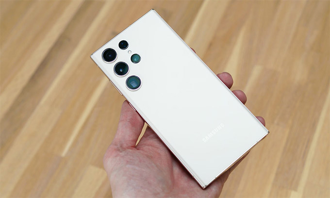 Galaxy S23 Ultra cũ kế thừa vẻ đẹp sang trọng từ dòng flagship trước đó