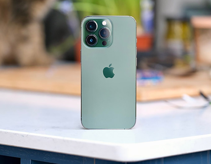 iPhone 13 Pro Max vẫn giữ nguyên thiết kế khung viền thép vuông vức