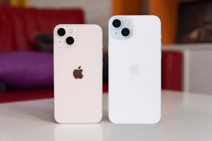Nhìn từ mặt sau, iPhone 15 Plus và iPhone 13 có ngoại hình khá giống nhau