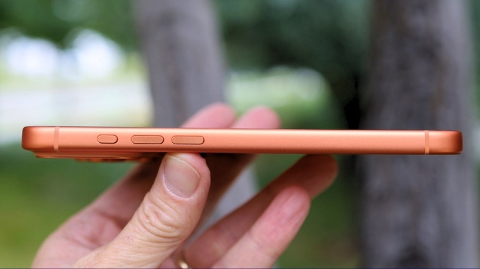 Với màn hình lên tới 6.9 inch, máy có kích thước tổng thể đạt khoảng 163.4 x 78 x 8.8 mm