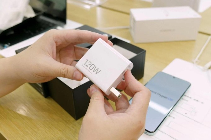 Củ sạc 120W đi kèm với Xiaomi 14 Pro