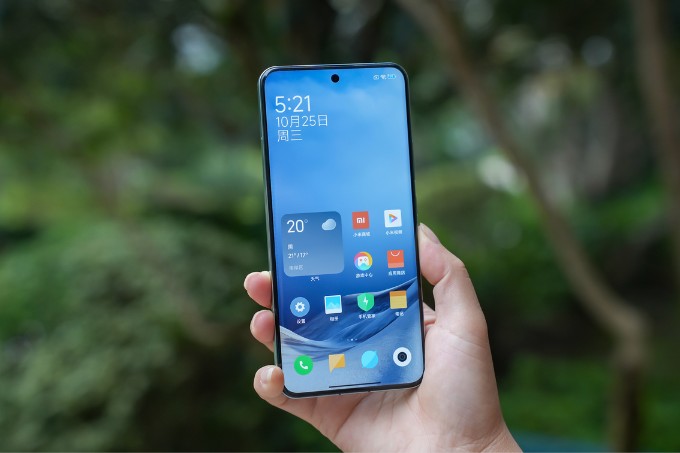 Tấm nền LTPO AMOLED trên Xiaomi 14 Pro