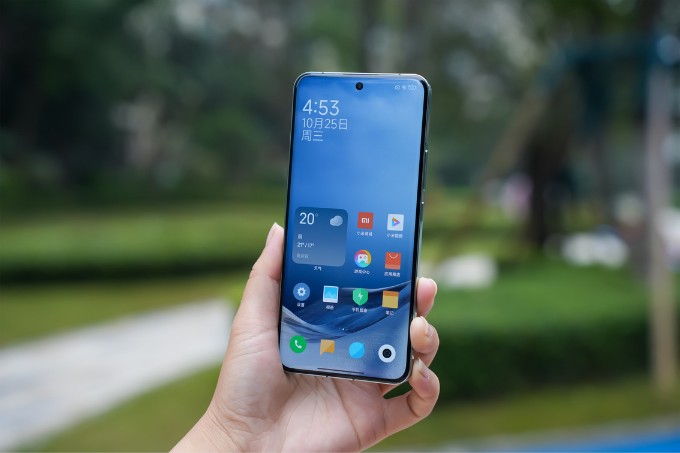 Xiaomi 14 Pro sở hữu màn hình phẳng có độ cong nhẹ 4 cạnh