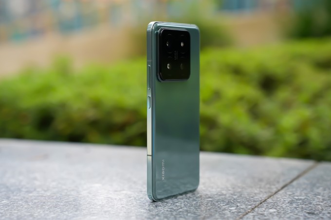 Xiaomi 14 Pro có cạnh viền bo cong nhẹ nhàng