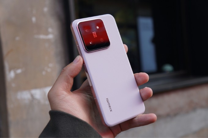 Xiaomi 14 có ngoại hình nhỏ gọn, đẹp mắt
