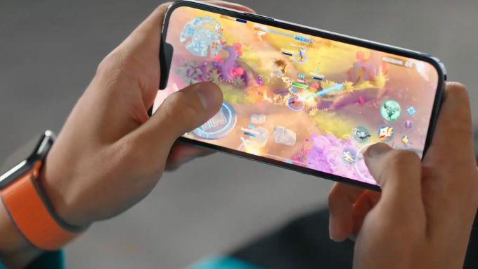 Chơi game thả ga trên iPhone 13 nhờ iPhone 13 con chip Apple A15 Bionic