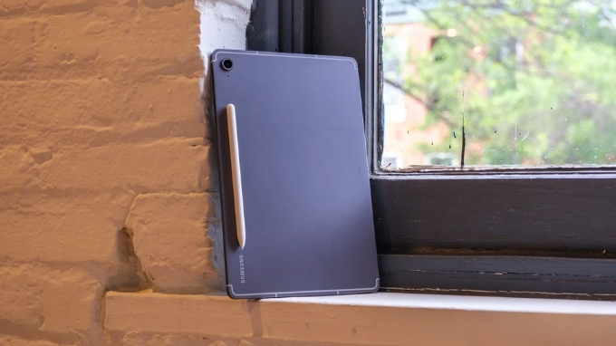 Galaxy Tab S10 FE 5G giữ ngôn ngữ quen thuộc của Samsung với khung kim loại nguyên khối