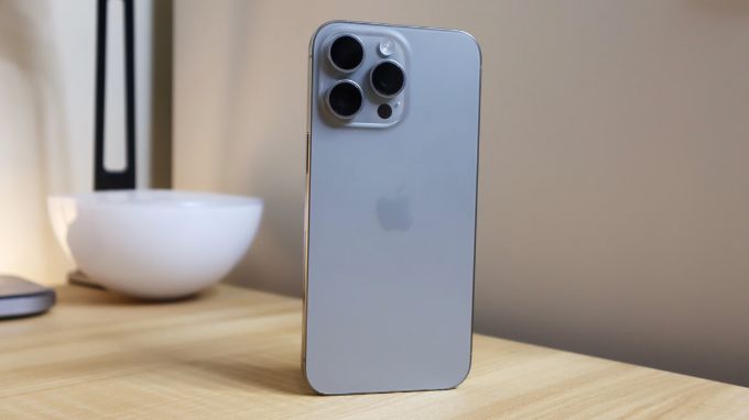Giá iPhone 15 Pro Max 1TB cũ 97% thấp hơn so với máy mới​